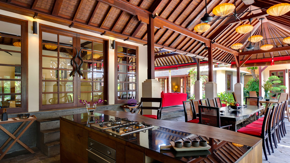 Villa San - Breezy kitchen and dining areas